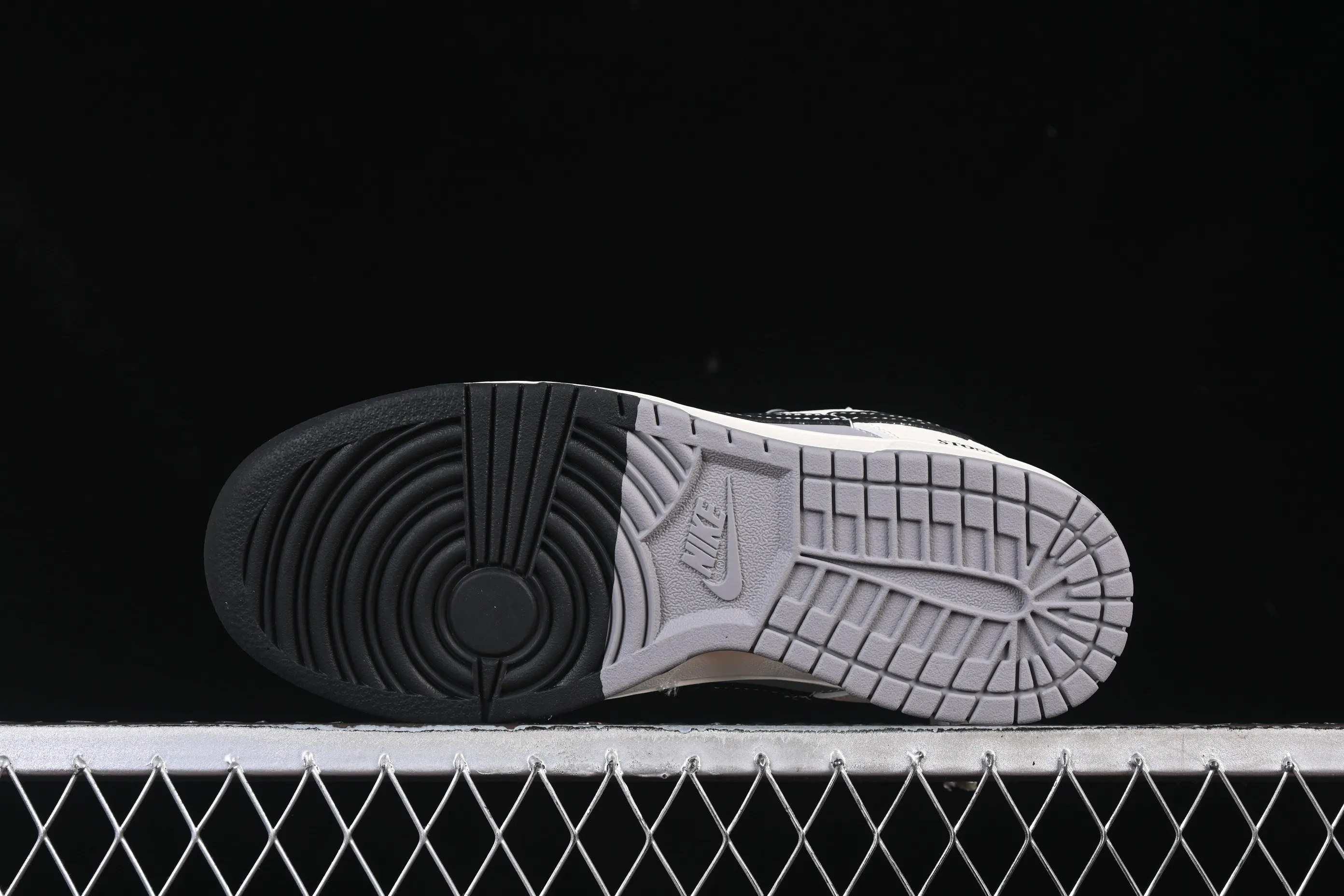 All categories Nk SB Dunk Series Nk SB Dunk Low High-end customized low-top sneakers Nike SB Dunk Low Stone Island joint beige and black stitching Anniversary high-end customized low-top casual sneakers JP8028-041